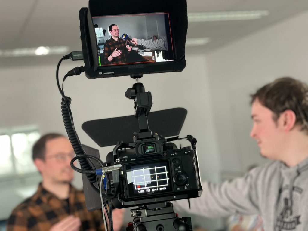 Professionelles Medientraining mit Kamera, Licht und Interviewtechnik