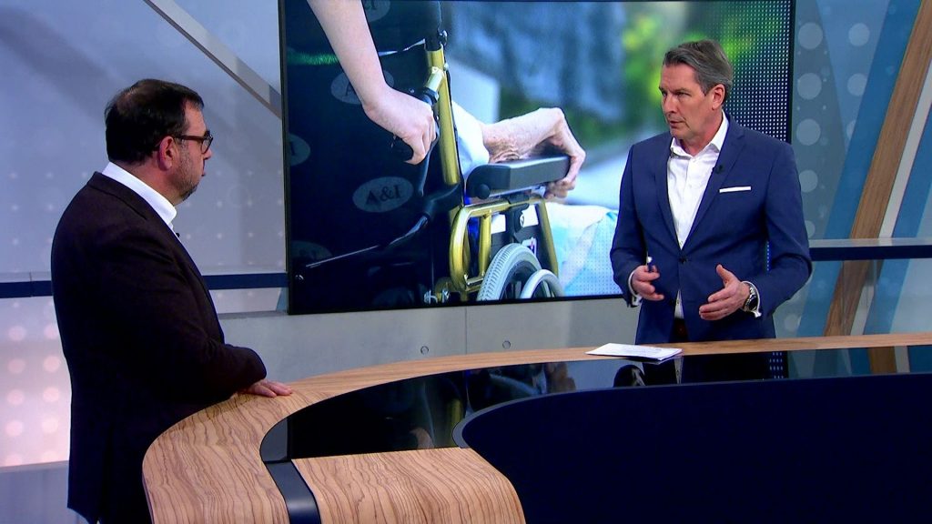 Jan Klukkert moderiert die Nachrichtensendung a.tv aktuell in Augsburg