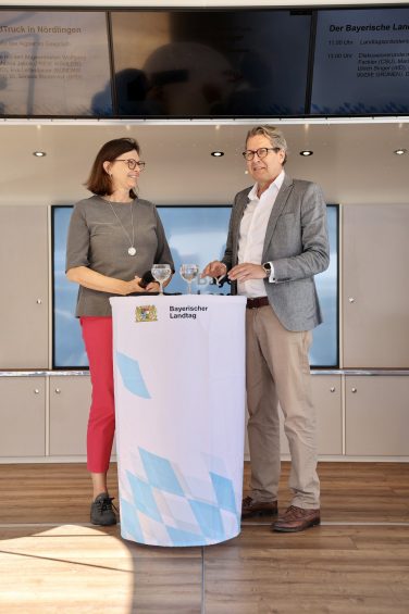 Jan Klukkert moderiert eine Diskussionsrunde mit Ilse Aigner im Auftrag des Bayerischen Landtags
